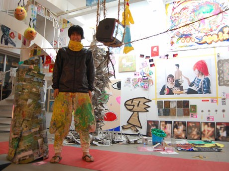 人同士のつながりを通じて集まった作品を展示する「わくわくSHIBUYA」。写真は同展をコーディネートした「未来美術家」遠藤一郎さん