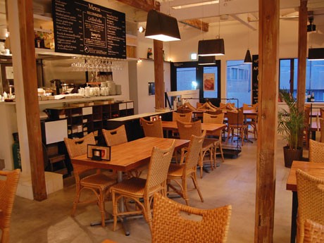 「シンプルを心掛けた」店内（写真）では、バックリブを使った「グリルリブ」を提供