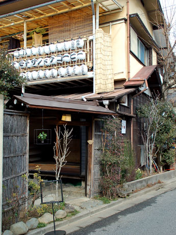表参道の閑静な住宅街にオープンした「表参道コーヒー」。純和風の門構えとキューブ型の看板が目印