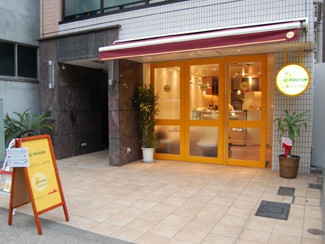 店名の「ひよこ」にちなみ黄色を基調にした「ル・プーサン」外観