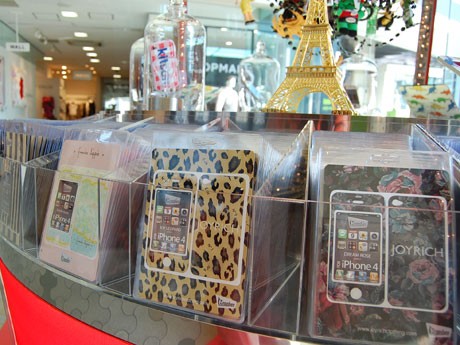 店舗には米モバイルプロテクターブランド「ギズモビーズ」と国内ブランドとのコラボアイテムが並ぶ