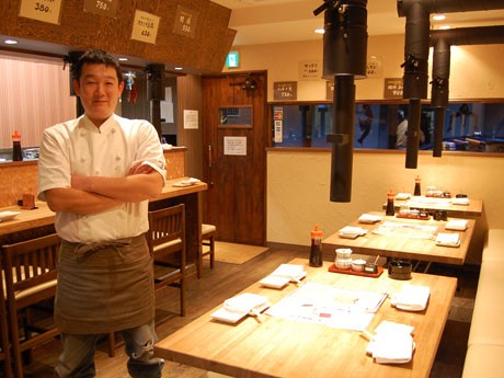 アパレル店だった店舗を改装した店舗でホルモンを提供する。（写真はオーナーの大串和也さん）