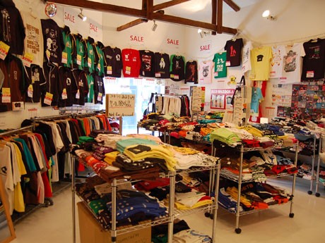 個性的なデザインのTシャツをそろえてきた「middle」（写真＝店内）