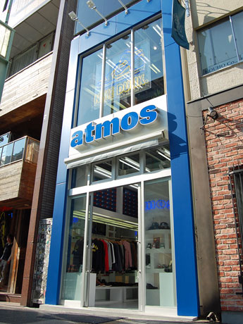 ショップカラーの青が映える「atmos」の外観