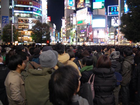 「ハチ公前広場 金曜日 18時59分」のツイートを見て集まったファンからは「ショック」の声も
