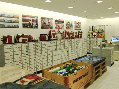 各種バッグ、小物のほかポスターなども展示・販売する（写真＝会場の様子）