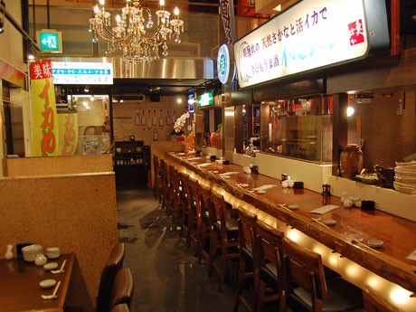 各地の漁港から毎朝届くイカなどを使った料理を提供する