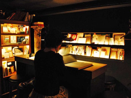 さまざまなテーマの本棚で本を展示するほか、本に登場するドリンクやフードも提供（写真＝前回の様子）