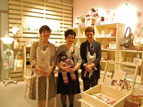 ピンクや水色を基調にした「ミニラボ ラトリエ 青山」の店内。写真左から、ソフィーさん、キャロリーヌさん、セリーヌさん