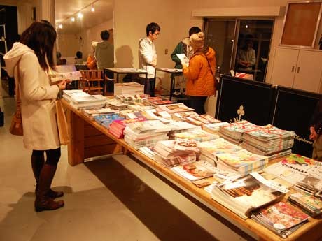 学生が手がけたフリーペーパー85紙・誌を集めた会場の様子