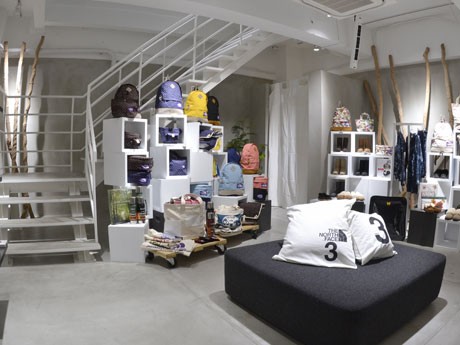 各種レディスアイテムをそろえる「THE NORTH FACE 3（march）」（写真＝1階）