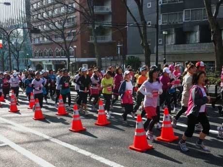 初開催となった「渋谷表参道ウィメンズラン」。表参道などのコースを思い思いのファッションで疾走