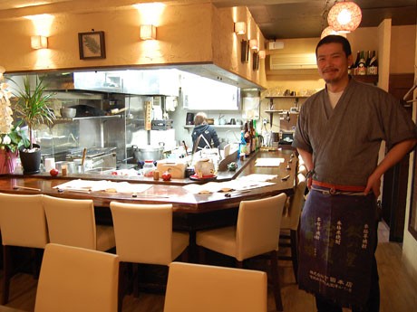 「じどっこ」や魚介類など地元の食材を使った宮崎料理を提供。写真は店主の西衛伸太郎さん