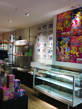 アニメの設定資料や原画などの展示も行っている「Panty & Stocking with Garterbelt」ショップ