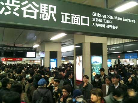 東横線運転再開で混み合う東横線・渋谷駅。改札規制も行われている。