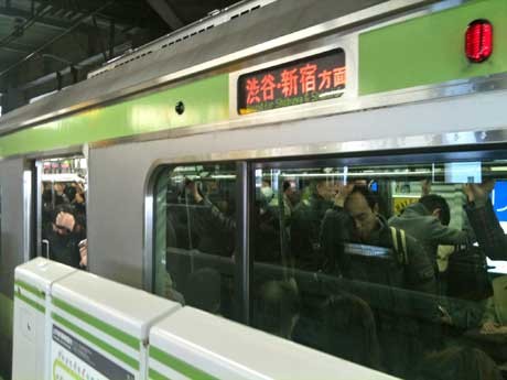 JR恵比寿駅を出発する山点線外回り