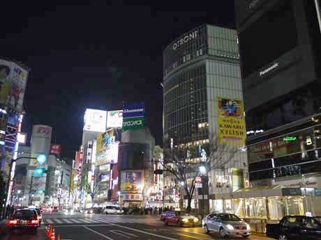 shibuya109のネオンを含め全ての大型ビジョンが消灯している渋谷駅前のスクランブル交差点付近（13日20時過ぎ）
