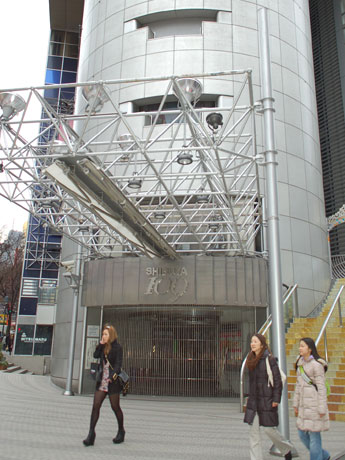 臨時休業を決めた「SHIBUYA109」のエントランスにはシャッターが下ろされている