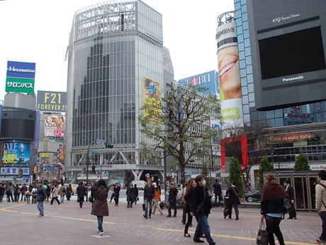 節電のため大型ビジョンが上映をやめ、通常にない静けさに包まれた渋谷ハチ公前交差点