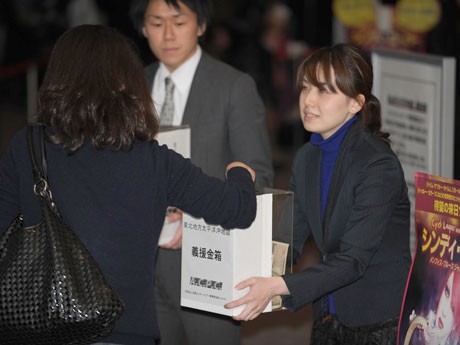 会場に用意した義援金箱には多くの人が協力していた