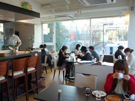ツイッターなどを見て集まった客でにぎわった当日の店内