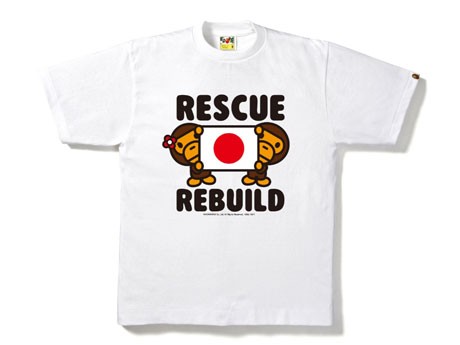 Tシャツ（3,990円）はベイビーマイロとベイビーリサが日本の国旗を掲げたデザイン