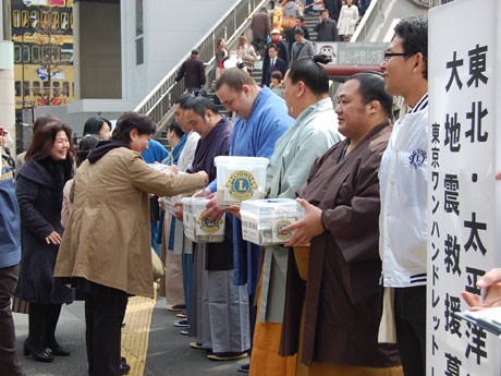 大関・把瑠都、日馬富士ら力士が募金を呼びかけた