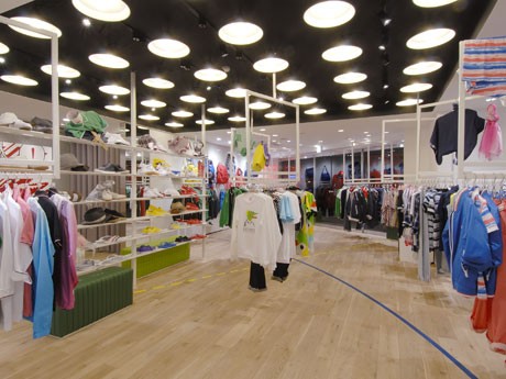 赤と白を基調に「アクティブでポップ」な印象に仕上げた店内