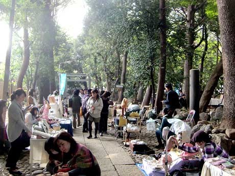雑貨やアクセサリー、菓子などのハンドメード商品120店が出展（写真＝過去に開催された際の様子）