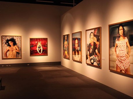 マドンナさんやシンディ・クロフォードさんら各界で活躍する女性を被写体にした写真を展示する場内