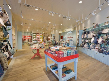 日本限定商品も含むフルラインを展開する店内。今後はライセンス商品なども販売予定