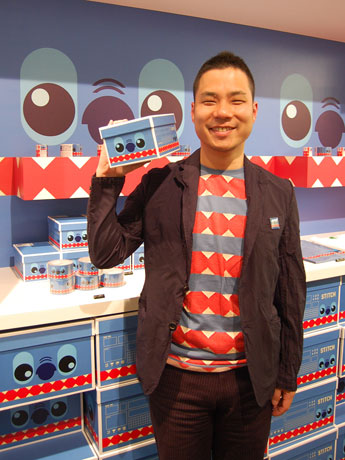 「にゃんまげ」などのキャラクターデザインやアーティストのCDジャケットなどを手掛けてきた佐野研二郎さん（＝写真）がスティッチをデザイン