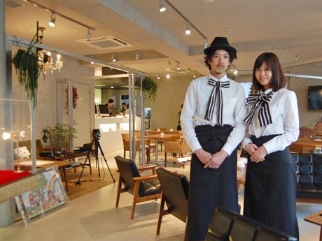 店内には「ニコニコ生放送」専用ブース（＝写真左手）を用意。「スタッフは「執事風」のユニホームで接客する