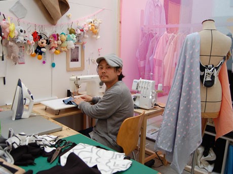 ショップ内に設けたアトリエではデザイナーの山本哲也さん（＝写真）が商品を制作する