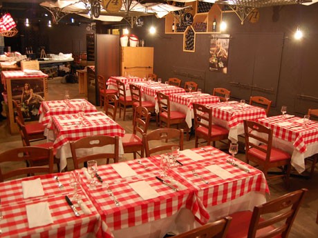 天井のテント張りで市場をイメージし、赤と白のクロスが目を引く店内