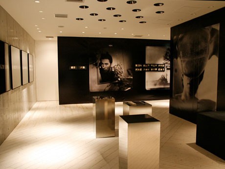 3月に発売したモノクロフィルム「クロフチ」で撮影したヌード写真が並ぶ店内