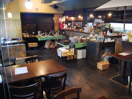 産地直送野菜を使った16〜20種の料理をビュッフェスタイルで提供する（写真＝店内）