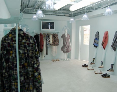 「洋服を飾るための体」を表現し、人間の腕や半身をかたどった什器を使う店内