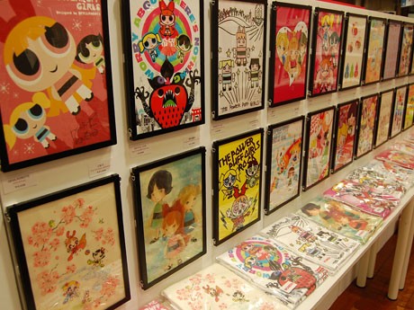 25組のアーティストが描いた「パワーパフガールズ」が並ぶ会場の様子