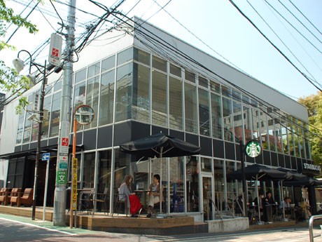 新ロゴの看板を掲出する「スターバックスコーヒー 表参道B-SIDE店」の外観