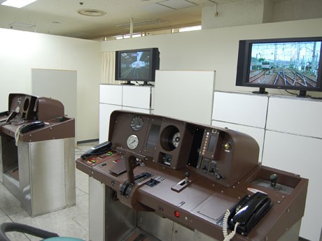 実際の車両で使われているマスコンを操作して走行が体験できる田園都市線の運転シミュレーター