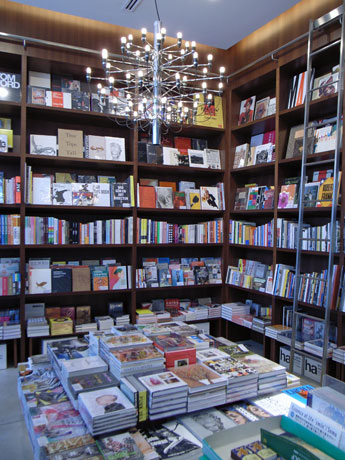 インテリア、建築、デザインなど3,000タイトル以上をそろえる「hacknet代官山店」店内