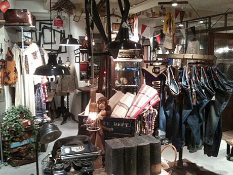既存店の隣に出店し、アパレルやインテリア、書籍などをそろえる店内