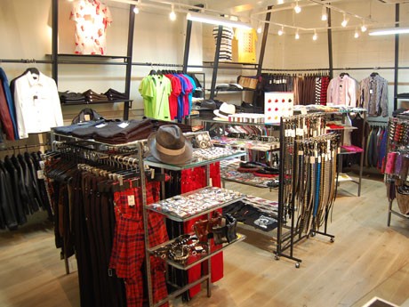 オリジナルレザージャケットやスタッズ付き小物、バンドのTシャツなどを集積する店内