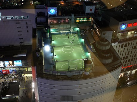 東急百貨店東横店西館屋上の「アディダス フットボールパーク渋谷」（＝写真）が会場となる