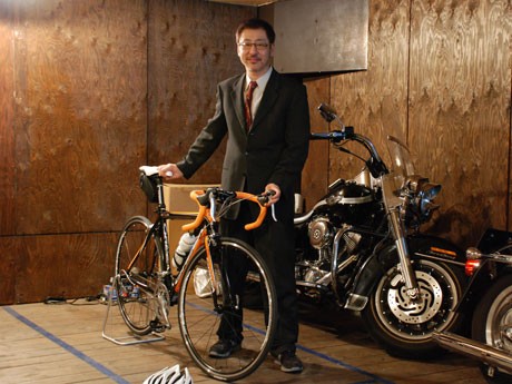 「バイク好きが集まってできた会社」と池田社長（写真中央）。出勤時などの利用者をターゲットに据える