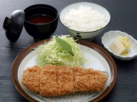 通常「ロースかつ定食」（995円）として提供している「ロースかつ力定食」（500円）