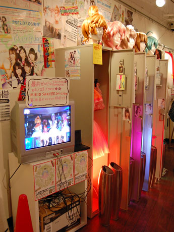 でんぱ組.incのメンバーの衣装をディスプレーするロッカーなどを設置し「アイドルの変身前の部屋」を再現した会場