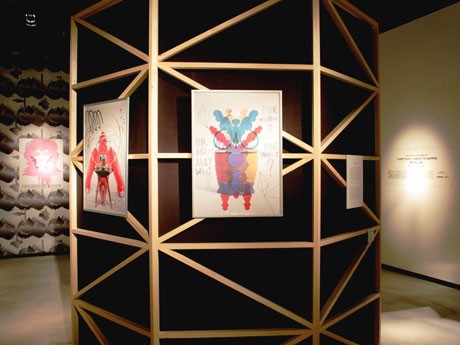 「美」と「オブセッション（強迫観念）」にまつわる作品20点以上を展示する場内。Photo: TAKAMURADAISUKE