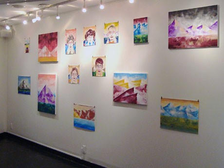 「頂点から見た山」などあらゆる角度から描いた山や「ヤッホー」と叫んでいる人の姿など78点が並ぶ